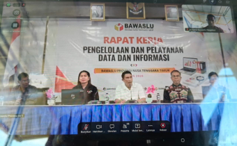 Tangkap layar zoom Rapat Kerja Pengelolaan dan Pelayanan Data dan Informasi Publik yang diselenggarakan oleh Bawaslu Provinsi Nusa Tenggara Timur (NTT) secara daring, Kamis (27/08).