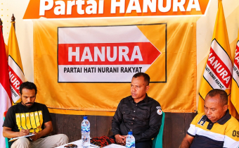 Anggota Bawaslu Kabupaten Nagekeo, Blasius Timba saat melakukan Konsolidasi Demokrasi di kantor DPD Partai Hanura
